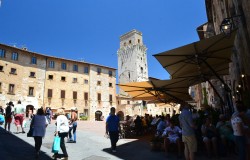 Piazza della Cisterna in San Gimignano